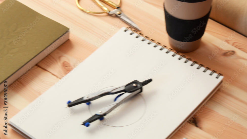 Imagen del escritorio o mesa de trabajo de un dibujante con elementos de dibujo técnico Imagen del escritorio o mesa de trabajo de un dibujante con elementos de dibujo técnico