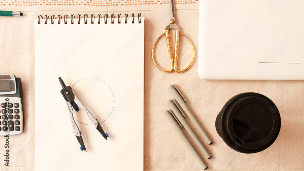 Imagen del escritorio o mesa de trabajo de un dibujante con elementos de dibujo técnico Imagen del escritorio o mesa de trabajo de un dibujante con elementos de dibujo técnico