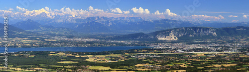Vue aérienne et panoramique du site de Genève au bord du la Léman. © lamax