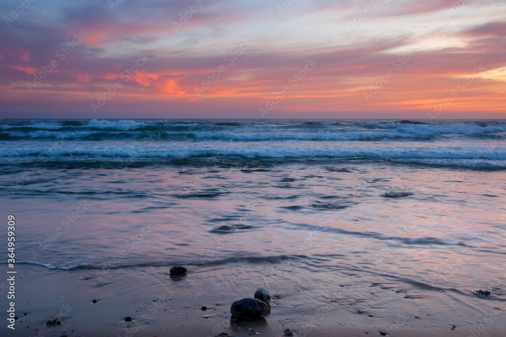 bonita puesta de sol en la orilla del mar para fondo de cuadro o pared  Stock Photo | Adobe Stock