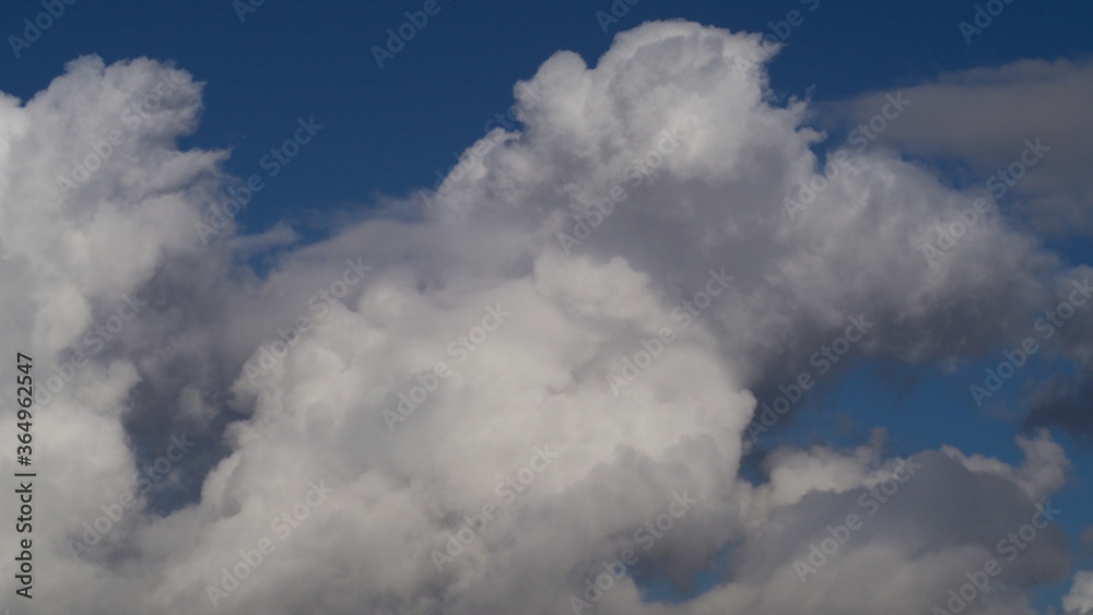 Très belle structure nuageuse dans un ciel clair et limpide, non contrarié par l'humidité et la pollution Très belle structure nuageuse dans un ciel clair et limpide, non contrarié par l'humidité et la pollution