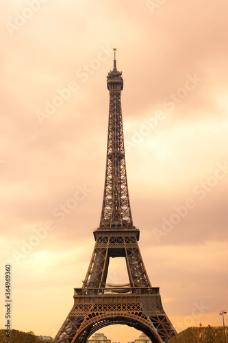 Eiffel Tower at sunset © Jose Luis Stephens