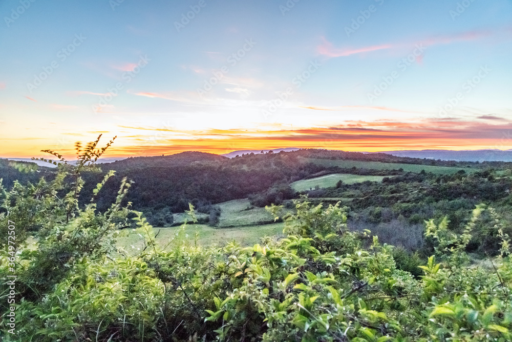 Obraz premium Coucher de soleil au Moulin Saint-Elzéar de Montfuron dans le Luberon