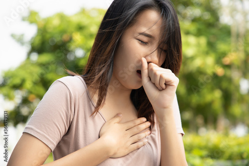 Fotografía sick asian woman having sore throat; concept of sickness with coughing, hiccuppi
