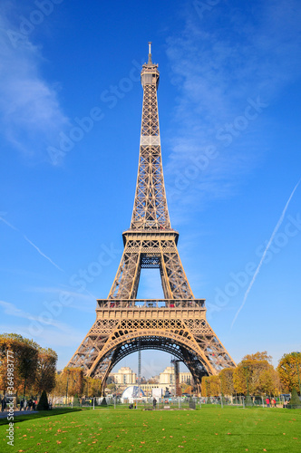 パリのエッフェル塔　Eiffel Tower shining in the beautiful blue sky © Raicho