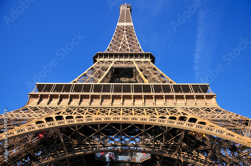 パリのエッフェル塔　Eiffel Tower shining in the beautiful blue sky © Raicho