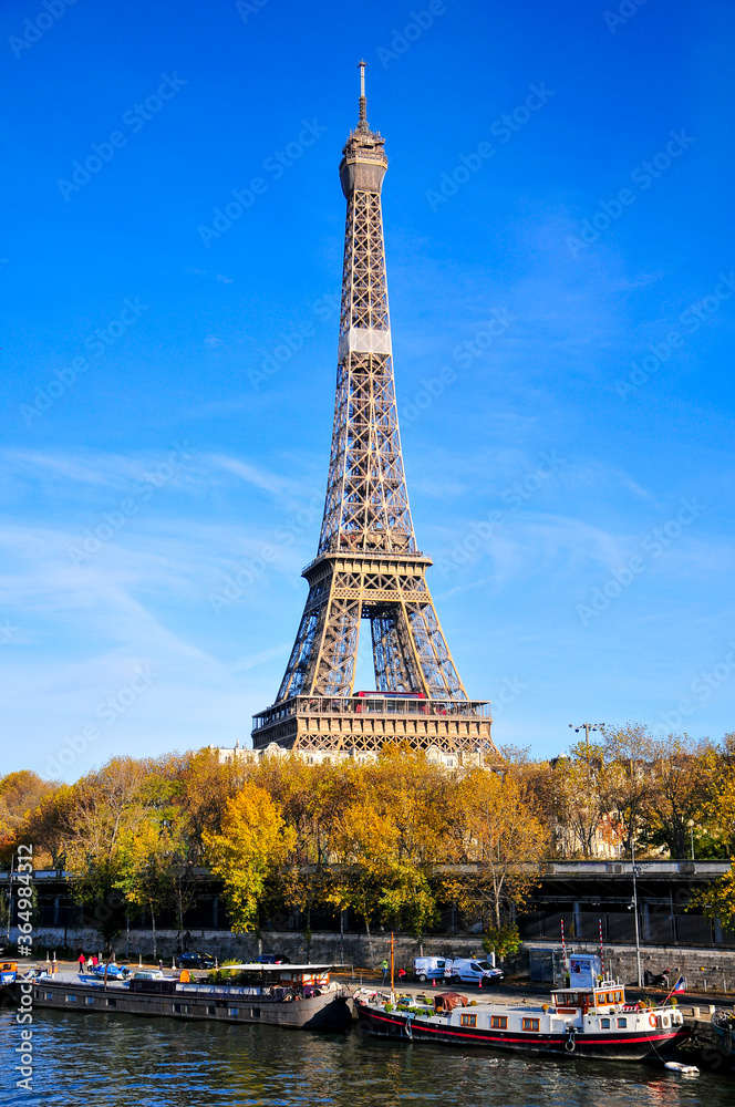 セーヌ川とエッフェル塔　Beautiful view of the Seine and the Eiffel Tower