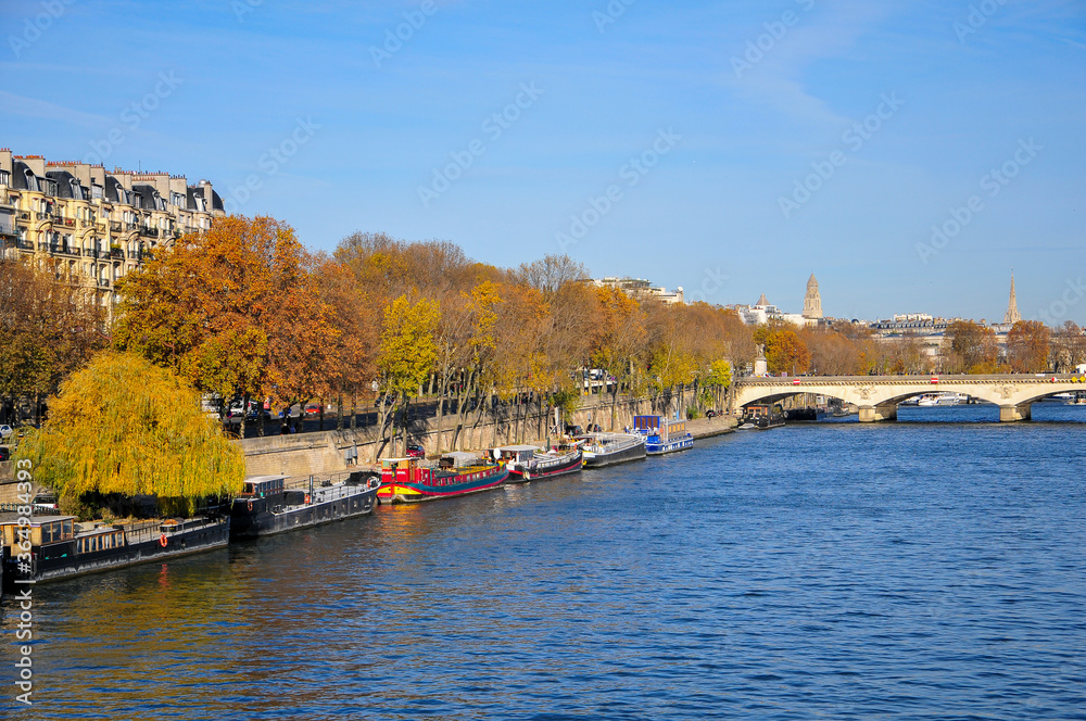 セーヌ川の景色　Beautiful landscape of the river Seine in Paris