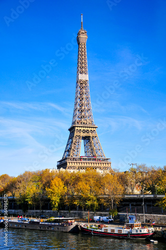 セーヌ川とエッフェル塔 Beautiful view of the Seine and the Eiffel Tower