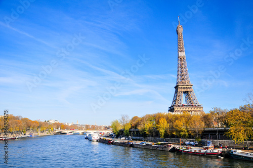 セーヌ川とエッフェル塔　Beautiful view of the Seine and the Eiffel Tower © Raicho