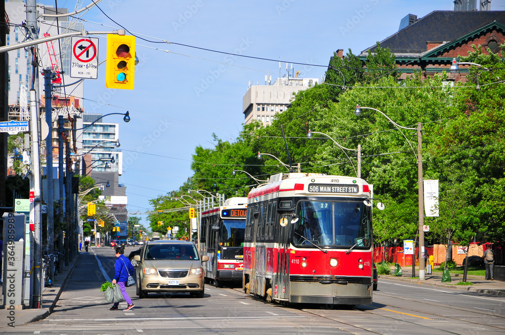 カナダトロントの街中風景　Tram in the beautiful city of Toronto