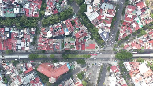 Vista aérea cenital a gran altura del cruce de Av. Insurgentes Sur y Av. Yucatán en la colonia Hipódromo Condesa en la Cuidad de México. photo