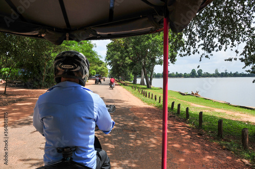 カンボジアの道路を走るバイクタクシー　Motorcycle taxi on a Cambodian road