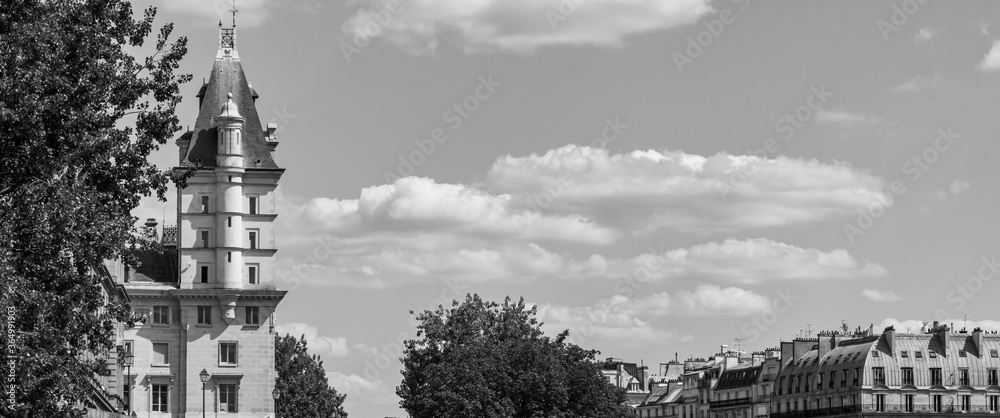 Fototapeta premium Traditional parisian buildings