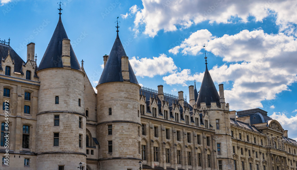 Fototapeta premium Typical buildings in Paris, France