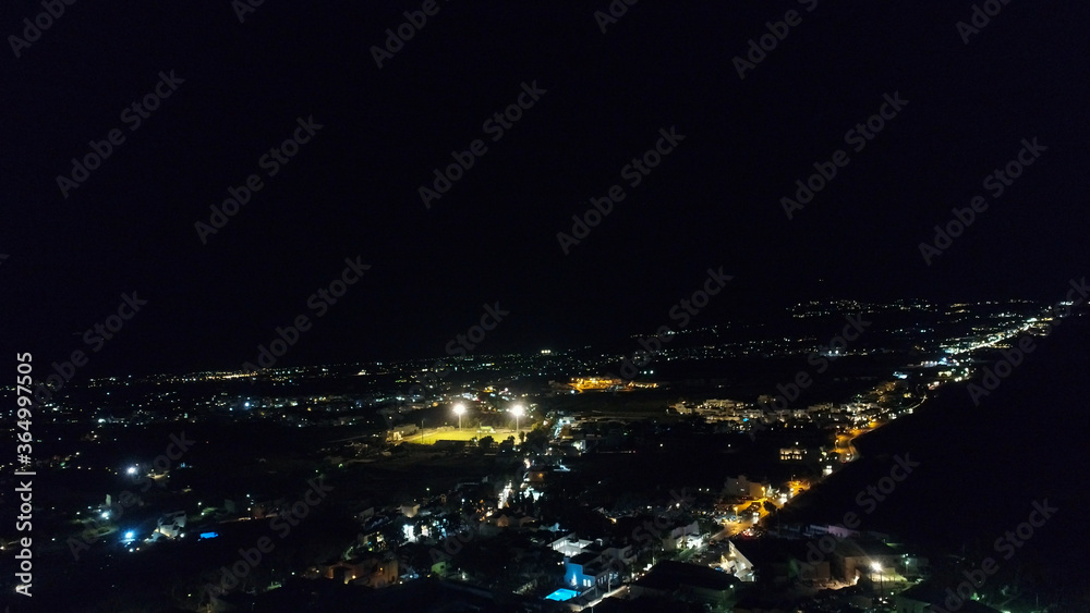 Ville d'Akrotiri sur l'île de Santorin dans les Cyclades en Grèce vue du ciel et de nuit