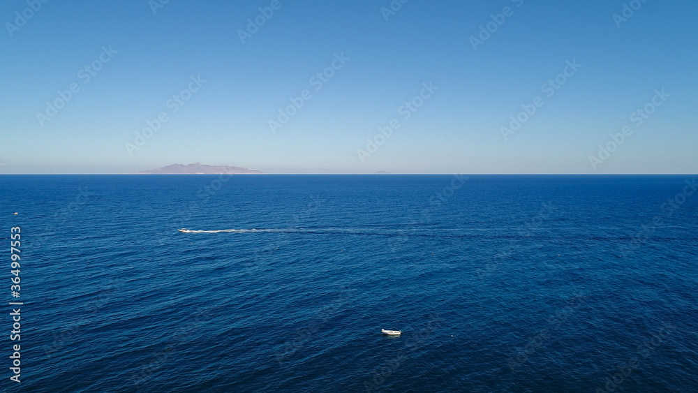 Plage de Kamari sur l'île de Santorin dans les Cyclades en Grèce vue du ciel