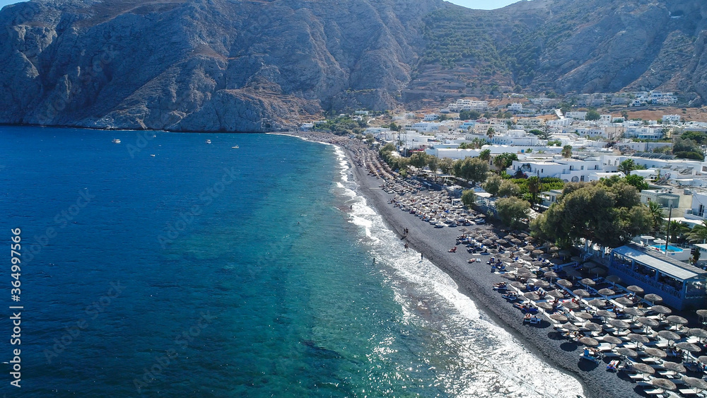 Obraz premium Plage de Kamari sur l'île de Santorin dans les Cyclades en Grèce vue du ciel