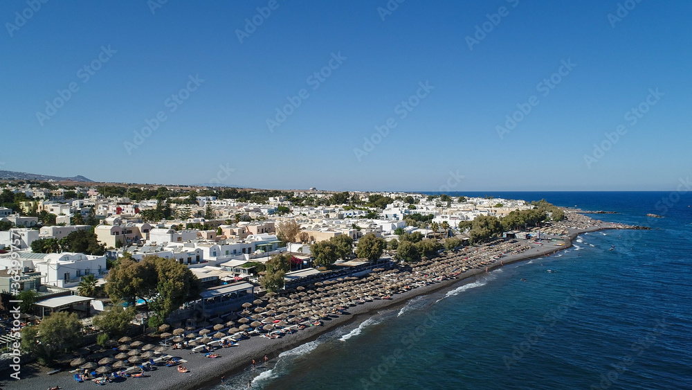 Plage de Kamari sur l'île de Santorin dans les Cyclades en Grèce vue du ciel