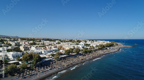 Plage de Kamari sur l'île de Santorin dans les Cyclades en Grèce vue du ciel © Zenistock