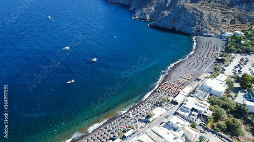 Plage de Kamari sur l'île de Santorin dans les Cyclades en Grèce vue du ciel