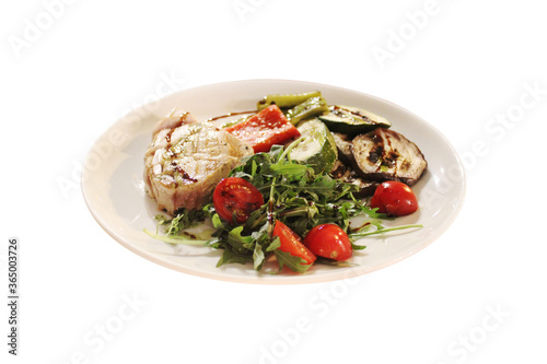 Filet de thon, salade de tomates cerises, roquettes et des légumes grillé