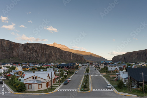 Chaltén, Argentina, capital del trekking, pueblo, montaña, calle, avenida, cielo © AngieM