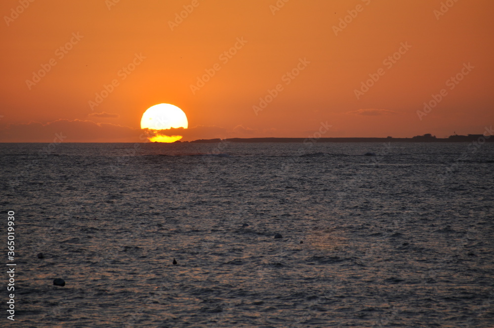 Le soleil se pose sur l'horizon en presqu'île de Rhuys (Morbihan).