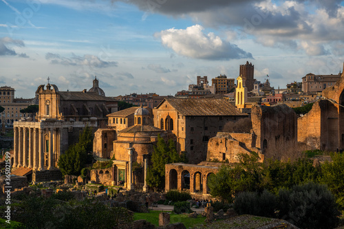 Forum Romanum oświetlone zachodzącym słońcem