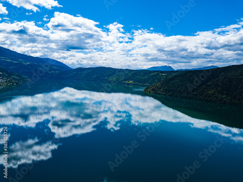 Drohnemaufnahmen über See in Österreich