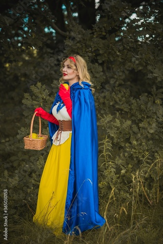 Halloween party, ideas for girls, costume snowwhite girl, cosplay for fairy tale heroes