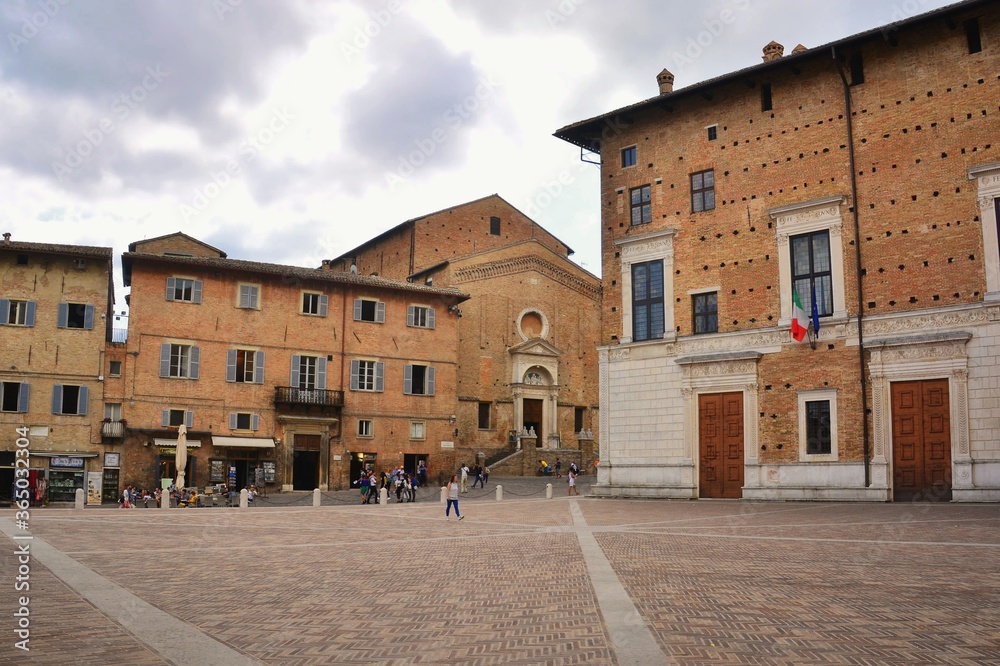 Urbino, Marche, Italia. Vista su piazza Duca Federico, una delle piazze del centro storico di Urbino e sullo sfondo la chiesa di San Domenico.
