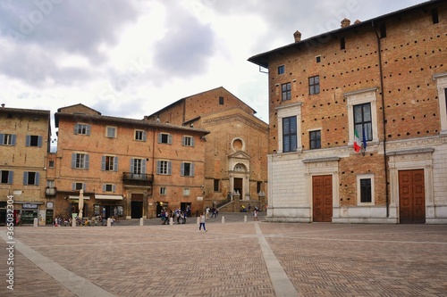 Urbino, Marche, Italia. Vista su piazza Duca Federico, una delle piazze del centro storico di Urbino e sullo sfondo la chiesa di San Domenico.
 photo