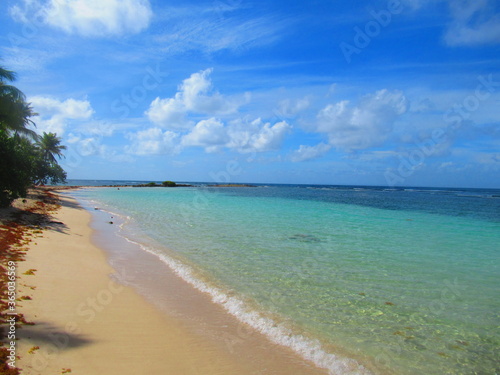 La plage de sable blanc et la paradisiaque mer turquoise