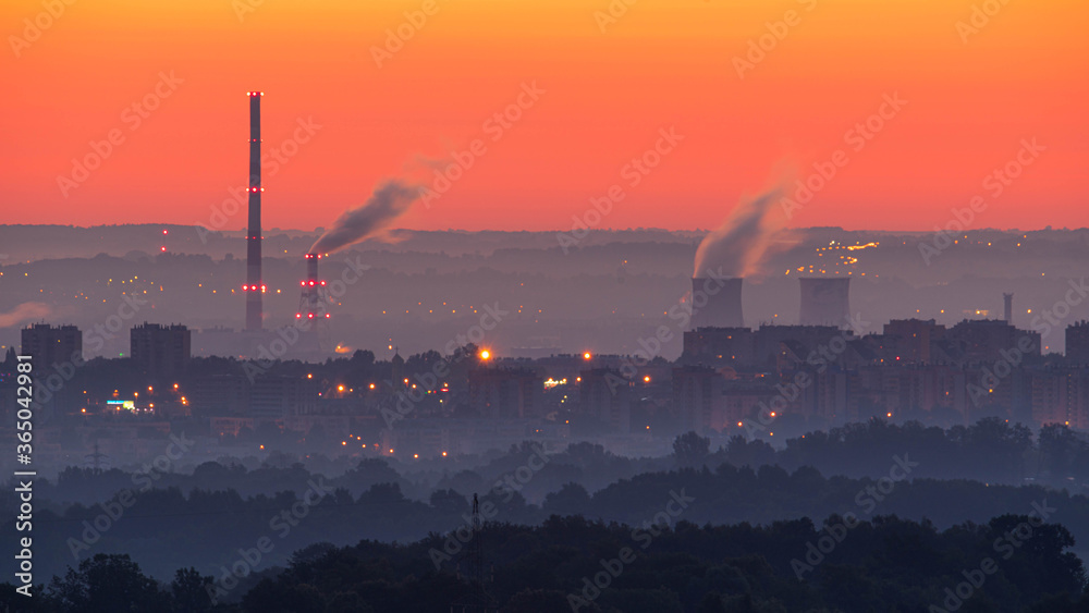 Dym nad miastem - zanieczyszczenie, pył ekologia. Poranek  obłoki nad miastem - obrazy, fototapety, plakaty 