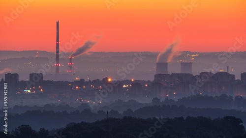 Dym nad miastem - zanieczyszczenie, pył ekologia. Poranek  obłoki nad miastem photo