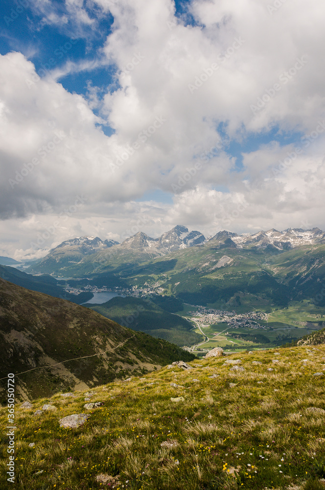 Fototapeta premium St. Moritz, Celerina, Seenplatte, St. Moritzersee, Muottas Muragl, Oberengadin, Alpen, Piz Julier, Corviglia, Piz Nair, Stazerwald, Stazersee, Wanderweg, Graubünden, Sommer, Schweiz