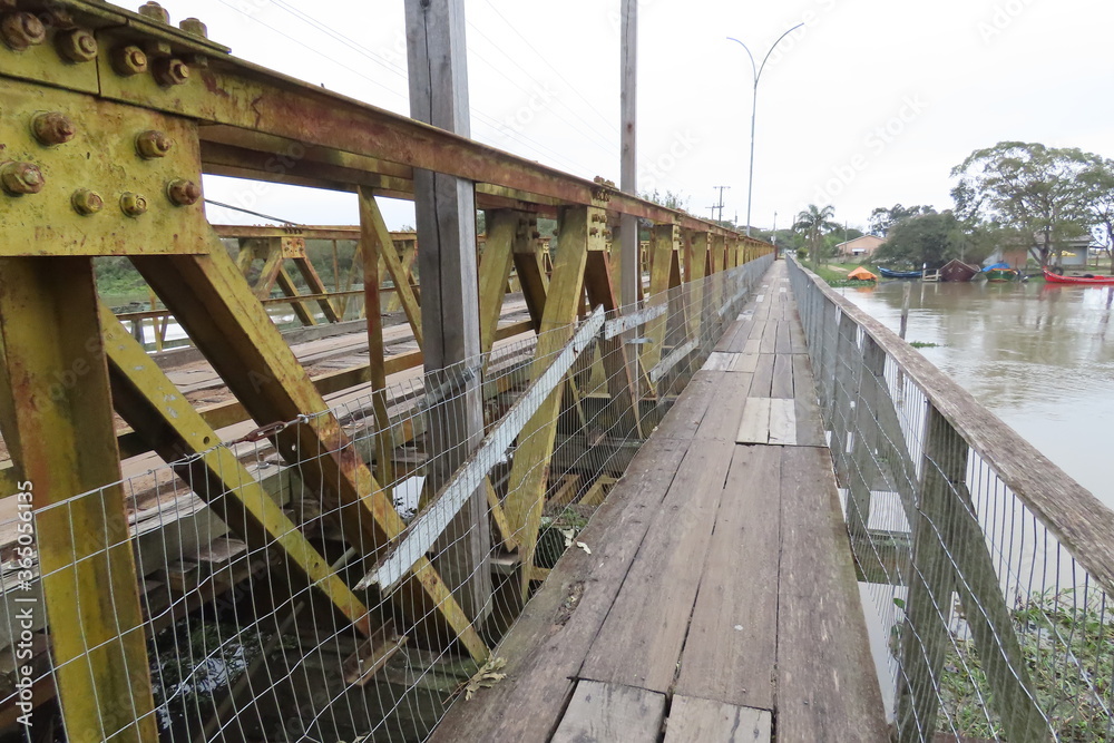 Obraz premium old wooden bridge