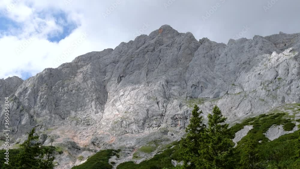 Großes Häuselhorn in der Felsarena Hochgscheid an der Südseite der Reiteralpe bei bewölktem Himmel Großes Häuselhorn in der Felsarena Hochgscheid an der Südseite der Reiteralpe bei bewölktem Himmel