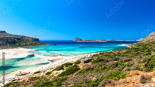 Fototapeta Naklejka Na Ścianę i Meble -  Panoramic view to the Balos Lagoon and Gramvousa island with its amazing crystal clear waters and pure white sand, Crete, Greece
