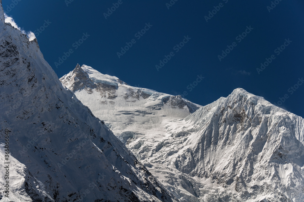 Φωτογραφία Manaslu summit rises above the far south end of Syancha glacier valley, as seen from Samdo village to Larkya Phedi camp on Manaslu Circuit trek, Manaslu Himal range, Gorkha district, Nepal Himalayas