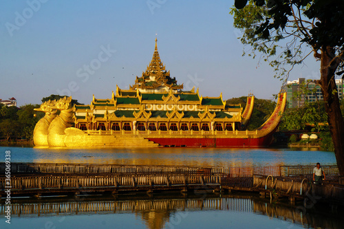 Karaweik Palast - Yangon photo