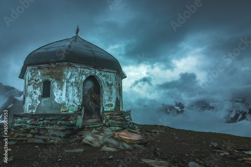 Fotografia ruins of the mausoleum on the top of the mountain alps Austria just before heavy