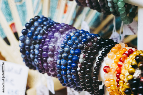 Bracelets avec des pierres de soin semi-précieuses - Bracelet en améthyste en onyx en lapis lazuli photo