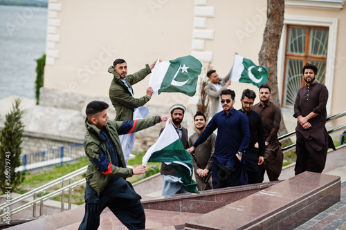 Fotografi Group of pakistani man wearing traditional clothes salwar kameez or kurta with Pakistan flags