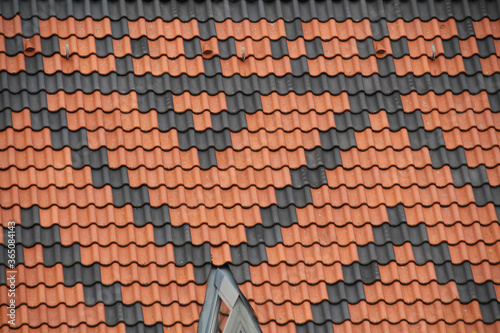 Dach mit Muster aus Dachpfannen