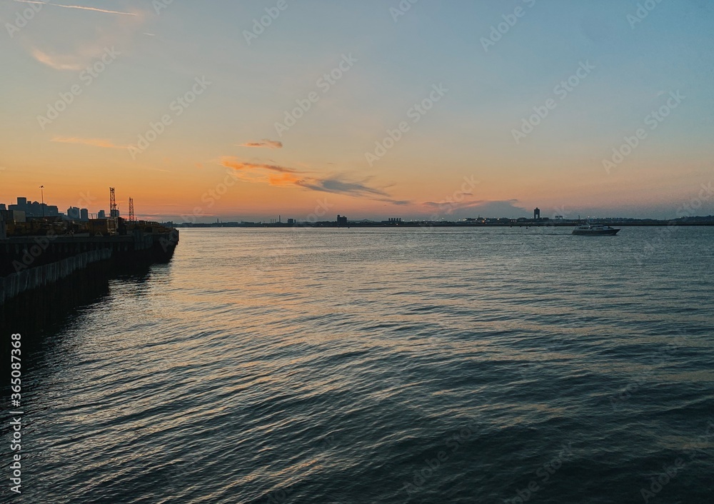 Naklejka premium sunset over the sea