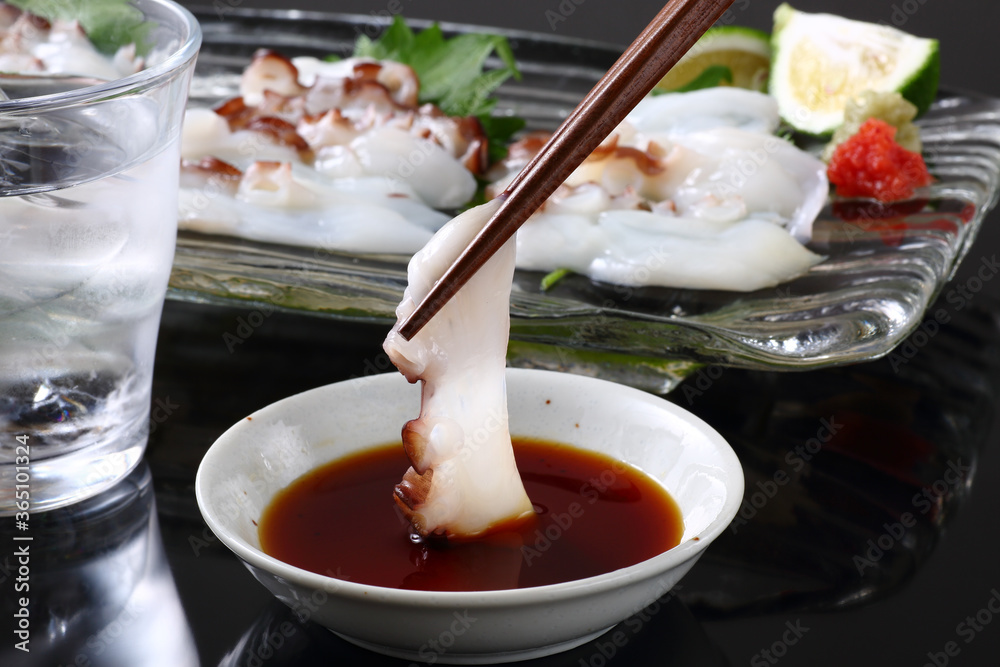 たこの刺身と焼酎 たこの刺身と焼酎