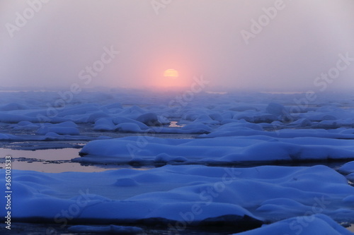 流氷漂うオホーツク海に昇る太陽