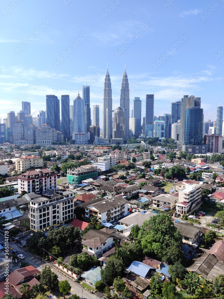 Obraz premium Kuala Lumpur, Malaysia - July 16, 2020: View of Kuala Lumpur skyline during sunny day.